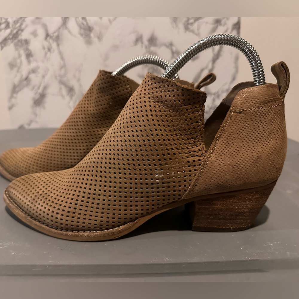 Dolce Vita Tan Ankle Suede Booties Boots Size 7.5